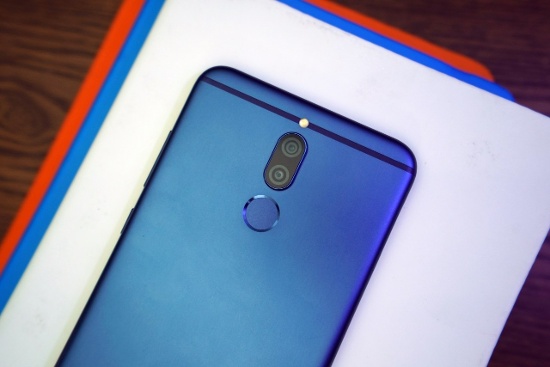 Cảm biến vân tay trên Nova 2i và Oppo F5 Youth đều bố trí ở mặt lưng với tốc độ nhận diện nhanh và tất nhiên không thể thiếu tính năng nhận diện khuôn mặt mới mẻ.  