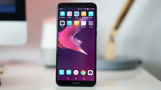 Màn hình: Có một điểm chung hết sức thú vị giữa Huawei Nova 2i và Oppo F5 Youth đó chính là màn hình. Cả hai thiết bị đều sở hữu màn hình kích thước 6 inch, tấm nền IPS với độ phân giải Full HD+ (2.160 x 1.080 pixel) và đều sử dụng tỷ lệ 18:9. 