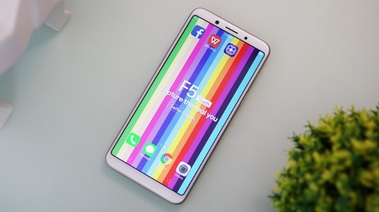 Với độ phân giải trên, màn hình của cả hai máy vẫn đảm bảo độ sắc nét, mang đến những trải nghiệm mới mẻ cho nhu cầu giải trí nói chung. Độ sáng và góc nhìn của 2 máy đều khá tốt, có thể sử dụng dễ dàng ở các điều kiện khác nhau, kể cả dưới ánh nắng mặt trời trực tiếp. 