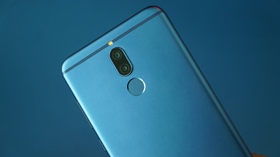 Camera: Camera là điểm nhấn trên Huawei Nova 2i khi có tới 4 camera, gồm 2 phía trước và 2 phía sau với cách làm việc tương tự nhau. Trong đó một camera chính độ phân giải cao thu nhận hình ảnh và camera còn lại độ phân giải thấp thu nhận độ sâu trường ảnh, giúp tạo hiệu ứng xóa phông cả khi chụp ảnh thông thường và chụp selfie.