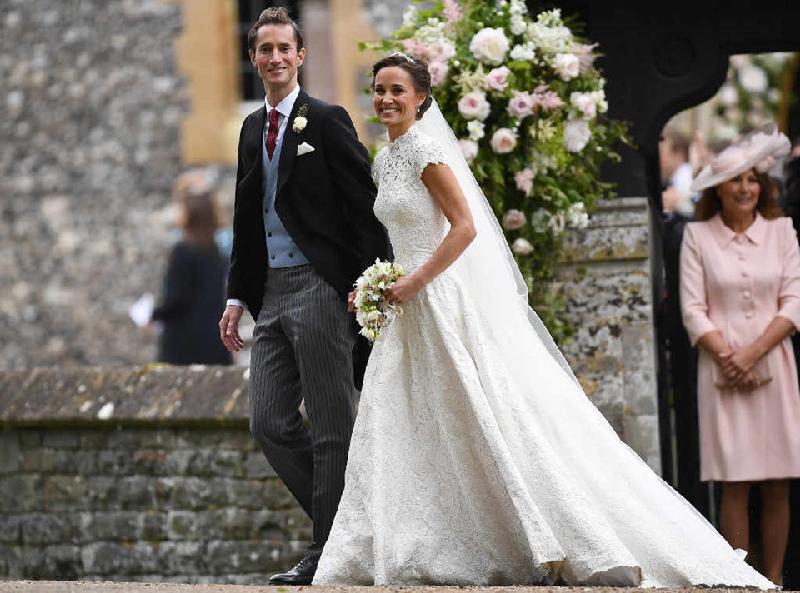 Tháng 5/2017, Pippa Middleton, em gái Công nương Kate Middleton, lên xe hoa. Cô diện bộ đầm ren phong cách cổ điển của nhà thiết kế người Anh Giles Deacon. Theo chia sẻ của Deacon, chiếc váy được làm hoàn toàn bằng phương pháp thủ công nên bạn gần như không nhìn thấy đường may. Thiết kế cổ cao với điểm nhấn ở eo được nhận xét nữ tính và thanh lịch. 