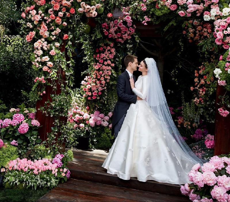  Trong năm nay, Miranda Kerr cùng tỷ phú Evan Spiegel - người sáng lập ứng dụng Snapchat - tổ chức đám cưới tại biệt thự riêng ở Brentwood, Los Angeles (Mỹ). Bộ váy siêu mẫu mặc trong ngày trọng đại là thiết kế riêng của Mari Grazi Chiuri - giám đốc sáng tạo thương hiệu Dior và được lấy cảm hứng từ váy cưới của công nương xứ Monaco, Grace Kelly.