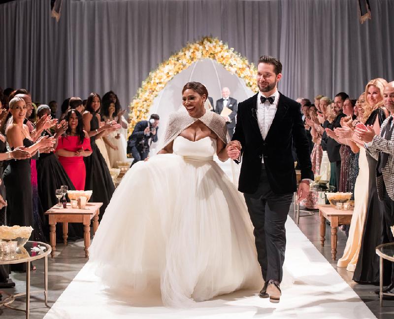 Cũng gây ấn tượng trong năm qua là bộ đầm cưới của ngôi sao quần vợt Serena Williams. Theo The Sun, mẫu thiết kế cúp ngực kết hợp áo choàng cape của nhà mốt Alexander McQueen trị giá 2,6 triệu bảng Anh. Serena Williams chia sẻ ban đầu cô dự định mặc một chiếc váy đơn giản. Nhưng khi đến London gặp nhà thiết kế Sarah Burton, cô đã phải lòng kiểu dáng ball gown (đầm dạ tiệc). 