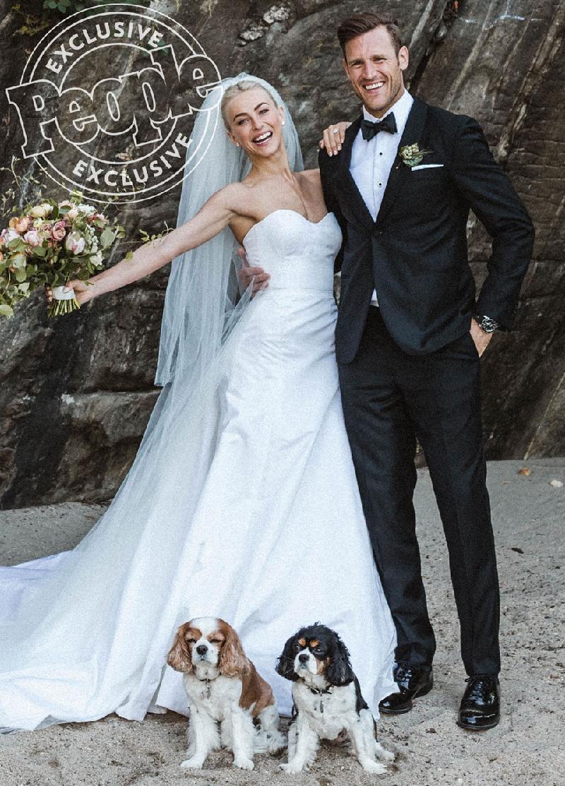 Trong hôn lễ với cầu thủ Brooks Laich, nữ diễn viên kiêm vũ công Julianne Hough diện váy lụa của thương hiệu Marchesa, đeo hai lớp khăn voan. Theo E!New, đầm cưới của người đẹp có giá khoảng 20.000 USD (454 triệu đồng). 