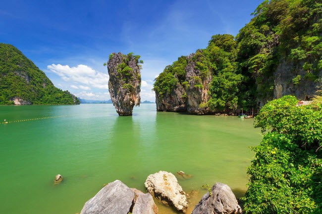 4. Vườn quốc gia Ao Phang Nga, Thái Lan: Vườn quốc gia Ao Phang Na nổi tiếng với biển nước xanh ngọc, hàng chục hòn đảo nhỏ với những vịnh bí mật, cũng như các hang động biển và những bãi cát trắng. Tuy nhiên, hiện nay, vườn quốc gia đã bị ảnh hưởng nhiều do các mối đe dọa từ con người và du lịch, khiến chính phủ Thái Lan phải đưa ra nhiều chính sách nhằm kiểm soát môi trường và quản lý du lịch, cũng như khắc phục những hậu quả do con người gây ra.