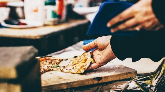 Chiếc Pizza đắt nhất thế giới: Giao dịch được chấp nhận đầu tiên liên quan đến Bitcoin được báo cáo vào ngày 22 tháng 5 năm 2010, khi một lập trình viên tên là Laszlo Hanyecz đã sử dụng Bitcoin để thanh toán, bằng việc mua hai chiếc pizza cỡ lớn với giá 10.000 bitcoin (khoảng 40 USD ở thời điểm đó). Tính đến ngày 28 tháng 11 năm 2017 thì 10.000 bitcoin trị giá khoảng 99 triệu USD.