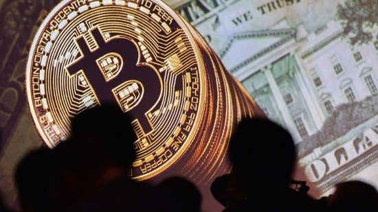 Chính phủ Mỹ từng nắm giữ rất nhiều bitcoin: Vào năm 2013, sau khi FBI đóng cửa Silk Road (Con đường tơ lụa), một trang web đen, nơi mà người dùng có thể mua ma túy, hàng hoá và các dịch vụ bất hợp pháp khác bằng bitcoin. Lúc đó chính phủ Mỹ tiếp quản các ví bitcoin mà website này quản lý, và đương nhiên họ đã trở thành một trong những đơn vị nắm giữ bitcoin nhiều nhất với 144.000 bitcoin. Sau đó số bitcoin này được bán đấu giá.