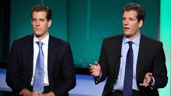Những tỷ phú Bitcoin đầu tiên trên thế giới Cặp song sinh nhà Winklevoss (36 tuổi) là Cameron và Tyler Winklevoss nổi tiếng từ năm 2006, khi kiện CEO Facebook - Mark Zuckerberg với cáo buộc ăn cắp ý tưởng mạng xã hội của họ. Đến năm 2009, họ được bồi thường 65 triệu USD. 