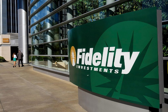 Được hỗ trợ từ một tổ chức tài chính lớn: Vào tháng 8 năm 2017, Fidelity Investments (tập đoàn quỹ đầu tư tư nhân) trở thành một trong những tổ chức tài chính lớn hiếm hoi ủng hộ Bitcoin và các loại tiền ảo khác. Công ty này cho phép khách hàng sử dụng trang web của mình để xem tài sản bitcoin của chính khách hàng và tài sản đó được quản lý thông qua nhà cung cấp ví điện tử Coinbase (là loại hình dịch vụ trực tuyến nơi mà ta có thể chuyển và nhận bitcoin). 