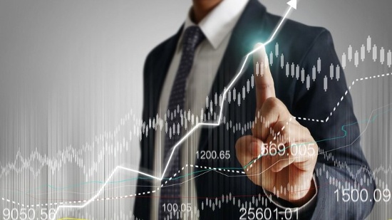 Giao dịch công khai: Từ ngày 10/12, Bitcoin chính thức được chấp nhận giao dịch ở dạng hợp đồng tương lai trên sàn giao dịch phố Wall CBOE với mã chứng khoán là XBT, mỗi hợp đồng tương lai sẽ có giá trị 1 Bitcoin. Theo CNBC, trong giờ đầu tiên đã có 600 hợp đồng giao dịch và hợp đồng đầu tiên sẽ hết hạn vào ngày 17/1/2018.