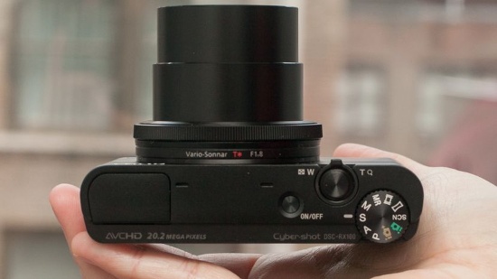 RX100 sở hữu màn hình 3 inch 1.229 k-dot hiển thị rất rõ nét. Thiết bị có tốc độ tự động lấy nét khá nhanh, từ 0,153 giây ở góc rộng và 0,266 giây ở góc xa tele, tốc độ chụp 2,5 khung hình một giây (fps) và quay video 1080p. 
