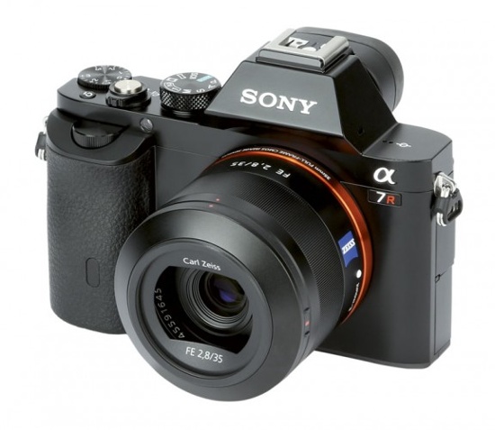 Sony Alpha A7R: Đây là một trong những máy ảnh không gương lật full-frame nổi bật trong phân khúc giá với thiết kế cực kỳ nhỏ gọn có thể đặt vừa chiều dài bàn tay, rất phù hợp để bỏ túi và luôn mang theo bên mình.