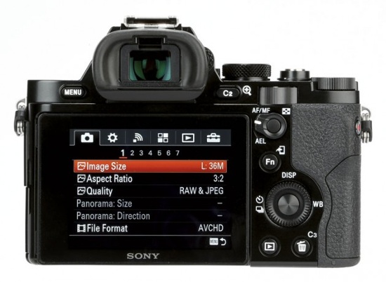 Thiết bị sở hữu cảm biến CMOS Exmor full-frame 36.4 MP, bộ xử lý hình ảnh BIONZ X thế hệ mới có dải ISO 100 - 25.600, hỗ trợ kho ứng dụng PlayMemories Camera App để mở rộng các tiện ích chụp ảnh, cùng với kết nối Wi-FI và NFC để kết nối với smartphone và tablet truyền tải ảnh cũng như điều khiển máy từ xa. 