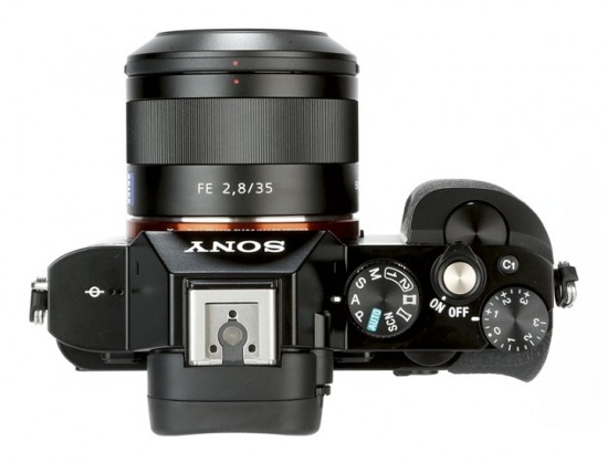 Sony Alpha A7R có thiết kế lớp vỏ bằng hợp kim nhôm, tay cầm bọc da, có khả năng chống bụi và tia nước bắn. Thiết bị có có kính ngắm điện tử EVF OLED Tru-Finder độ phân giải 2,4 triệu điểm ảnh. Màn hình LCD 3 inch độ phân giải 921,600 điểm ảnh của Alpha A7R có khả năng lật đa chiều, tốc độ chụp 4 fps và quay video 1080p. 