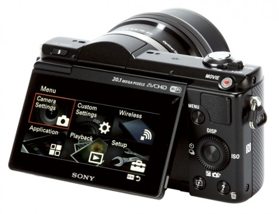 Sony Alpha A5000 được trang bị cảm biến CMOS APS-C độ phân giải 20,1 megapixel, bộ xử lý hình ảnh BIONZ X (tương tự trên Sony Alpha A7R), hỗ trợ hệ thống lấy nét lai (Hybrid-AF). Màn hình LCD kích thước 3 inch độ phân giải 460.000 pixel, có thể lật được 180 độ về phía trước.