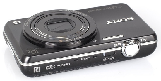 Cyber-shot WX220 cũng được tích hợp tính năng ổn định hình ảnh quang học, hệ thống lấy nét tự động tốc độ cao và kết nối không dây Wi-Fi để chia sẻ trực tuyến. 