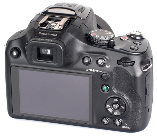 Đầu tiên và cũng là nổi bật nhất trên Lumix FZ72 chính là ống kính siêu zoom có độ phóng đại quang học lên đến 60x. Ống kính này cung cấp góc nhìn tương đương tiêu cự 20-1200mm, khẩu độ f/2.8 ở tiêu cự rộng nhất và f/5.9 ở tiêu cự tối đa. 