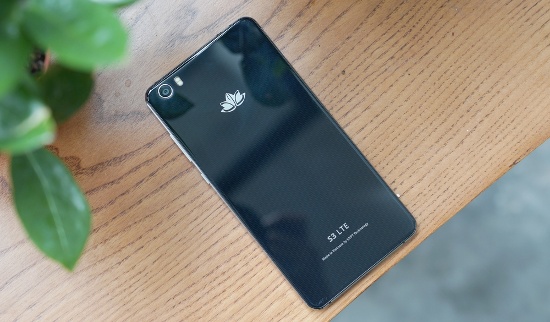 Vivas Lotus S3 LTE có thiết kế màu đen sang trọng với khung kim loại, kết hợp 2 mặt kính vát cong nhẹ 2.5D cho cảm giác thoải mái khi vuốt từ cạnh viền. 