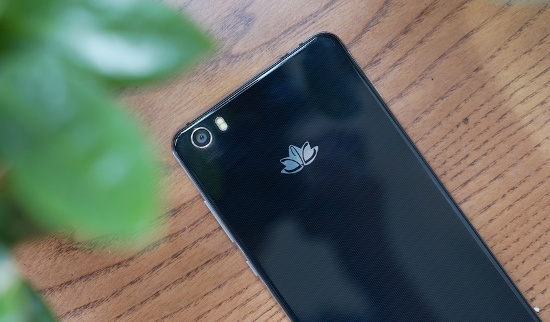 Vivas Lotus S3 LTE có camera chính phía sau độ phân giải 13 megapixel, camera phía trước 5 megapixel, chạy phiên bản hệ điều hành Android 6.0.1 với pin dung lượng 3.000 mAh. Bên cạnh đó máy cũng hỗ trợ 2 SIM 2 sóng, có kết nối 4G LTE và Bluetooth 4.0.