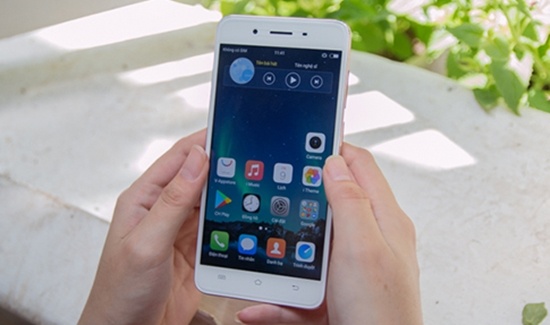 Mặt kính ở phía trước của Vivo Y55s cũng được làm cong 2.5D tương tự như Coolpad Max Lite, nhưng màn hình có kích thước nhỏ hơn 5.2 inch mặc dù vẫn cùng độ phân giải HD. Điều đó có nghĩa độ sắc nét trên màn hình của Vivo Y55s tốt hơn một chút.