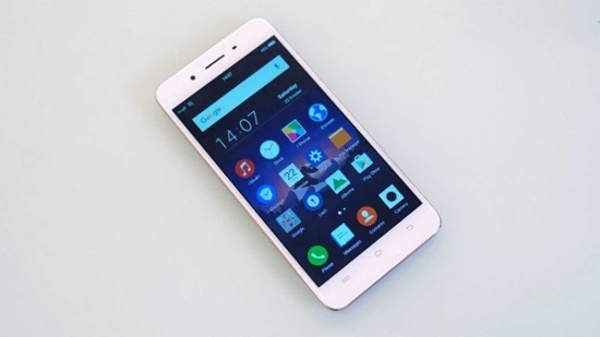 Hướng tới phân khúc tầm trung giá rẻ nhên Vivo Y55s được trang bị vi xử lý Snapdragon 425 đi kèm với 2GB bộ nhớ RAM cùng bộ nhớ trong 16GB, tuy nhiên vẫn hỗ trợ mở rộng bộ nhớ thông qua khe cắm thẻ nhớ với dung lượng tối đa lên tới 128 GB.