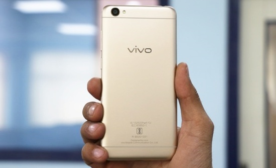 Về khả năng chụp hình, Vivo Y55s sở hữu camera chính độ phân giải 13 megapixel, tích hợp đèn flash LED trợ sáng. Camera trước độ phân giải 5 megapixel để chụp selfie với nhiều chế độ làm đẹp khác nhau để bạn lựa chọn.
