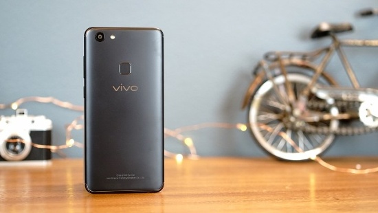 Vivo V7 nổi bật với thiết kế nguyên khối sang trọng, màn hình 5,7 inch độ phân giải Full HD+, bộ nhớ trong 32GB, RAM 4GB, vi xử lý Snap dragon 450 và chạy Android 7.1 với khả năng đáp ứng hầu hết tác vụ phổ biến. Đặc biệt thiết bị có chức năng Game Mode 2.0, cho phép chặn tin nhắn hoặc cuộc gọi trong khi chơi game để tránh bị gián đoạn.