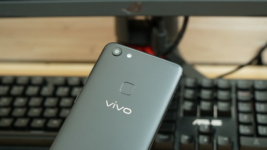 Camera selfie độ phân giải đến 24MP trên Vivo V7 có khả năng chụp những bức ảnh sắc nét và tự nhiên với rất nhiều chế độ làm đẹp tích hợp thông qua lựa chọn Face Beauty 7.0. Trong khi camera sau của thiết bị 16MP, tích hợp rất nhiều chế độ chụp phổ biến, camera trước và sau của Vivo V7 đều hỗ trợ chụp chân dung (Portrait Mode) hỗ trợ xóa phông. 