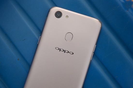 Oppo F5 được trang bị camera trước 20MP khẩu độ f/2.0, camera phía sau độ phân giải 16MP với khẩu độ f/1.8, tích hợp hiệu ứng xoá phông, chế độ chuyên gia, Ultra-HD đến 50MP, phơi sáng, tạo ảnh GIF, quay phim chuẩn Full HD, quay video Time-lapse,… Oppo F5 còn được trang bị khả năng mở khóa bằng khuôn mặt Facial Unlock, bên cạnh chức năng bảo mật vân tay truyền thống. 