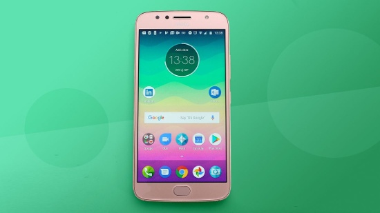 Motorola Moto G5S Plus: Không sở hữu màn hình tràn viền chuẩn 18:9 cũng như camera kép xóa phông như các mẫu smartphone mới hiện nay. Nhưng Moto G5s Plus lại là mẫu điện thoại đầu tiên tích hợp camera kép của Motorola dành cho phân khúc tầm trung.