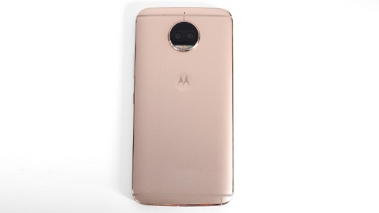 Nhấn mạnh vào khả năng chụp hình nên Moto G5s Plus đi kèm cụm camera kép mặt sau độ phân giải 13MP với khả năng xóa phông ảo diệu, đông thời cung cấp nhiều tùy chọn xử lý hình ảnh cho thao tác chụp và chỉnh sửa ảnh. Bên cạnh đó, máy có camera trước 8MP góc rộng tích hợp đèn LED và chế độ chụp selfie toàn cảnh (panorama) sẽ giúp bắt trọn mọi khoảnh khắc.