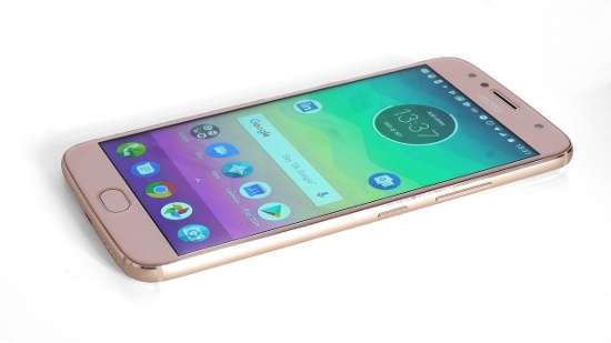 Motorola Moto G5S Plus sở hữu thiết kế kim loại nguyên khối, màn hình 5.5 inch Full HD, bộ xử lý Snapdragon 625 tám nhân, RAM 4GB, bộ nhớ trong 32GB, bộ nhớ trong 32GB, pin 3.000mAh hỗ trợ sạc nhanh và được cài đặt sẵn Android 7.1. 