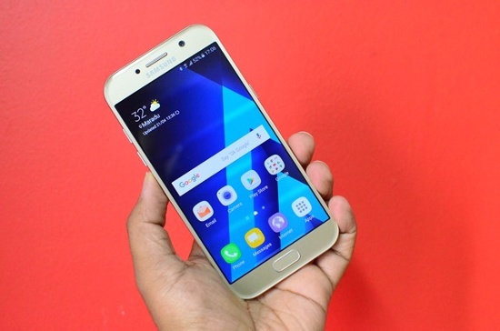 Về phần cứng, Galaxy A5 2017 được trang bị chip xử lý Exynos 7880 tám nhân, RAM 3GB, bộ nhớ trong 32GB, hỗ trợ mở rộng tới 256GB bằng thẻ microSD, đi kèm viên pin dung lượng 3.000mAh với cổng USB-C cho tốc độ truyền tải dữ liệu nhanh hơn cùng tính năng sạc nhanh QuickCharge 2.0. 