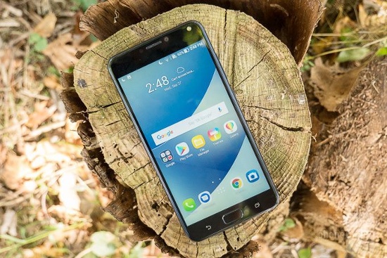 Asus ZenFone 4 Max sở hữu màn hình 5,2 inch với độ phân giải HD (720 x 1280 pixel), vi xử lý tầm trung Snapdragon 425 bốn nhân tốc độ 1.4GHz, đồ họa Adreno 308, RAM 3GB, bộ nhớ trong 32GB nhưng hỗ trợ khe cắm thẻ nhớ mở rộng microSD tối đa 256GB.