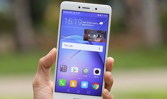 Đáng chú ý, cảm biến vân tay trên Huawei GR5 2017 có thể mở khoá trong 0,3 giây kể cả khi ngón tay người dùng bị ẩm ướt. Thỏi pin 3.340 mAh cho thời gian hoạt động liên tục trong vòng 1,5 ngày và camera trước 8MP với góc rộng 78 độ và tích hợp 10 cấp độ làm đẹp.
