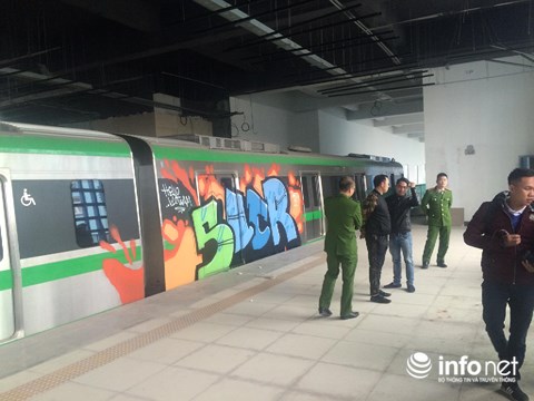 Công an bảo vệ hiện trường tại nhà ga Cát Linh