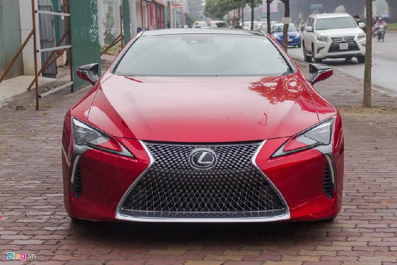 Từng được Lexus trưng bày tại triển lãm Vietnam Motor Show hồi tháng 8 nhưng mẫu xe 2 cửa LC 500h 2018 chưa có kế hoạch phân phối cụ thể. Chiếc LC 500 2018 này được một cá nhân tự nhập về và đang trong quá trình làm đăng kiểm, đăng ký để có thể lăn bánh trên đường.