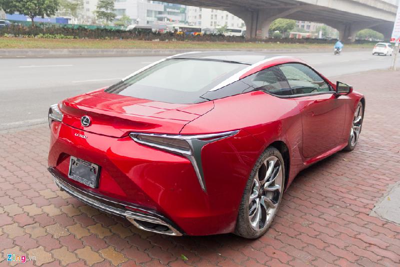 Lexus LC 500 có ngoại hình không khác biệt phiên bản LC 500h từng trưng bày tại Việt Nam, chỉ khác ở hệ thống dẫn động. Ngoài giá bán tiêu chuẩn, khách mua dòng xe này có thể tùy chọn các trang bị khác với giá từ 2.790 đến 10.000 USD.