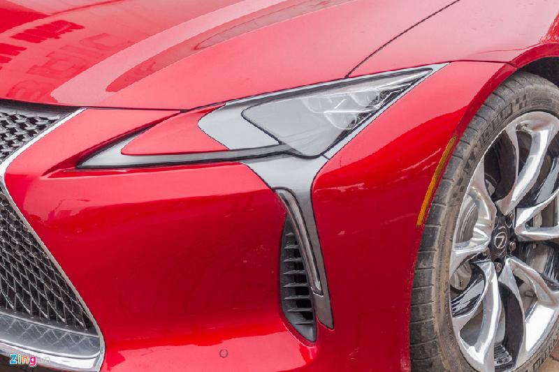 Phần đầu xe trang bị lưới tản nhiệt hình con suốt đặc trưng, cụm đèn pha thiết kế ấn tượng, công nghệ LED hoàn toàn. Hệ thống đèn pha đầy đủ các tính năng tự động, tích hợp đèn LED chạy ban ngày. 