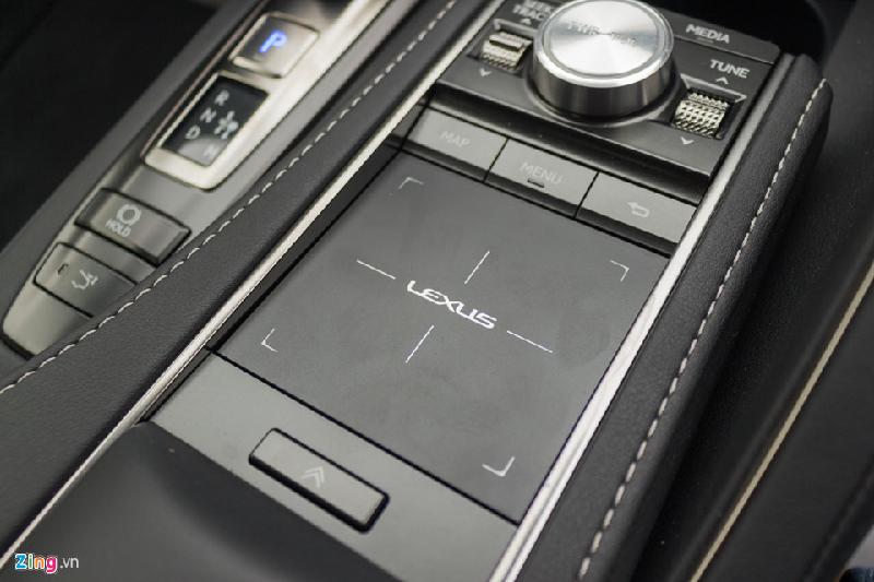 LC 500 2018 sử dụng trackpad cảm ứng để điều khiển các chức năng thông tin-giải trí trên màn hình chính. 