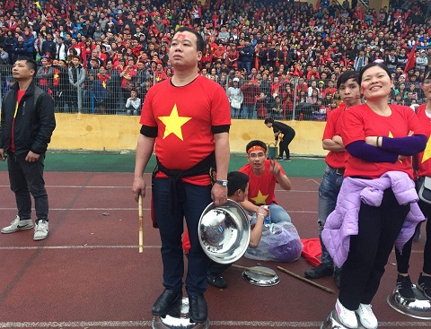 Không có trống, mang cả chậu ra gõ