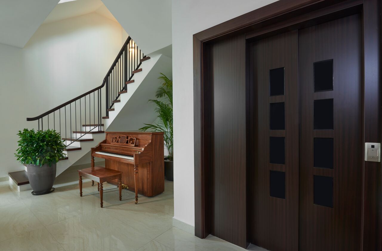 Điểm đặc biệt là thang máy riêng biệt trong từng căn nhà xây 4 tầng, thuận tiện cho việc di chuyển và phù hợp với gia đình nhiều thế hệ cũng như di chuyển đồ đạc