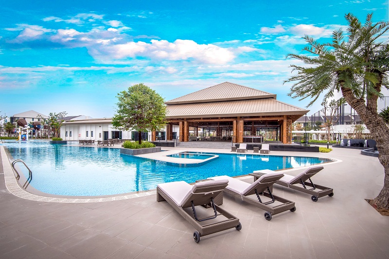 Diện tích lớn cho không gian cảnh quan xanh mát cùng nhiều tiện ích riêng biệt tại The Mansions Club, bao gồm: 01 hội trường đa năng, 02 bể bơi ngoài trời, phòng gym, xông hơi, vườn nướng BBQ, vườn mê cung, sân chơi khám phá khiến người ta có cảm giác như đang ở trong một khu nghỉ dưỡng cao cấp chứ không phải là khu đô thị