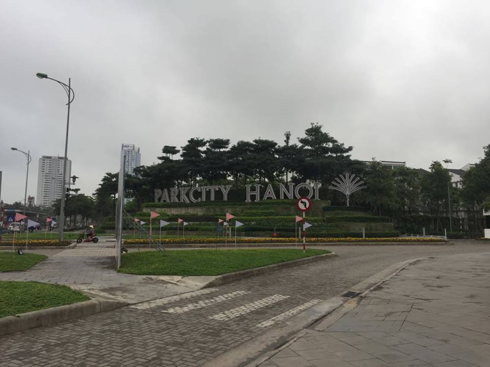 Một lợi thế lớn của khu đô thị là khả năng tiếp cận tới 2 hệ thống giao thông công cộng hiện đại nhất của Thủ đô với nhà chờ xe bus nhanh BRT nằm ngay tại cổng dự án và nhà ga gần nhất của hệ thống đường sắt trên cao Cát Linh – Hà Đông chỉ cách dự án 5 phút đi bộ. Các trung tâm thương mại, siêu thị lớn như Mega Market Hà Đông (siêu thị Metro Hà Đông), Auchan, Aeon Mall Hà Đông… đều nằm trong bán kính 5 phút di chuyển. 