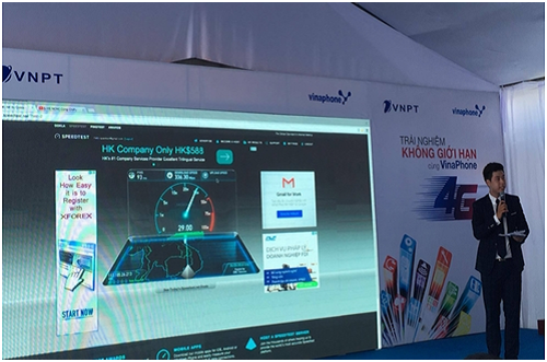 Đại diện VNPT đang giới thiệu dịch vụ di động 4G đến khách hàng