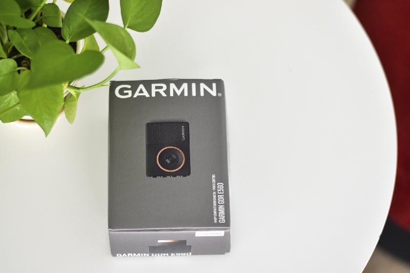 Trên tay hộp Garmin GDR E560.
