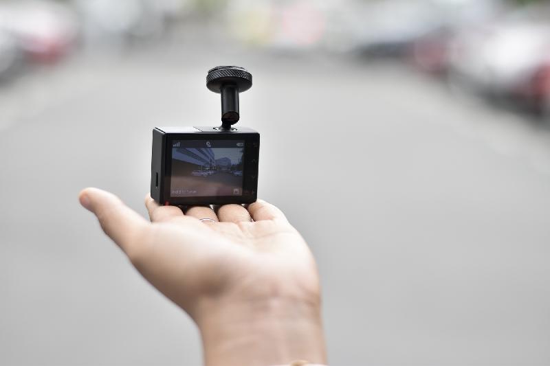 E560 hỗ trợ chụp ảnh mà vẫn không làm gián đoạn ghi hình.