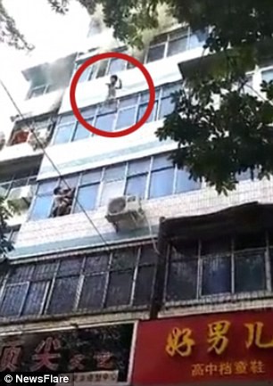 Cháy chung cư, người mẹ tuyệt vọng ném con ra ngoài từ tầng 4