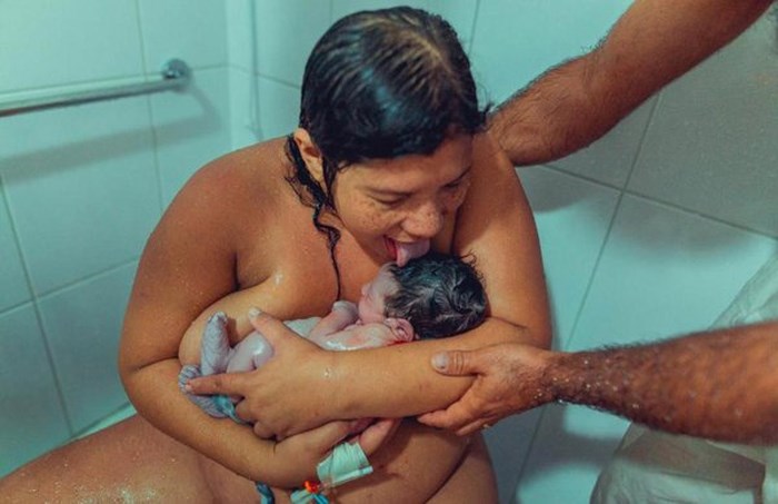 Tranh cãi bà mẹ liếm con sau sinh gây bùng nổ mạng xã hội