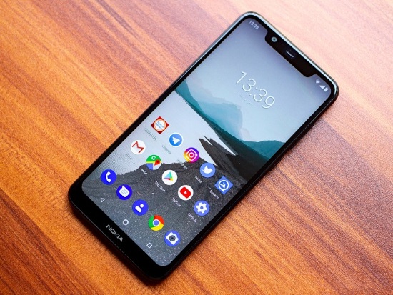 Nokia 5.1 Plus được thiết kế với màn hình tai thỏ tràn viền kích thước 5,8 inch với độ phân giải HD+, màn hình sử dụng mặt kính cong 2.5D cả trước sau, cho cảm giác cầm nắm và vuốt chạm trơn mượt, dễ chịu. 